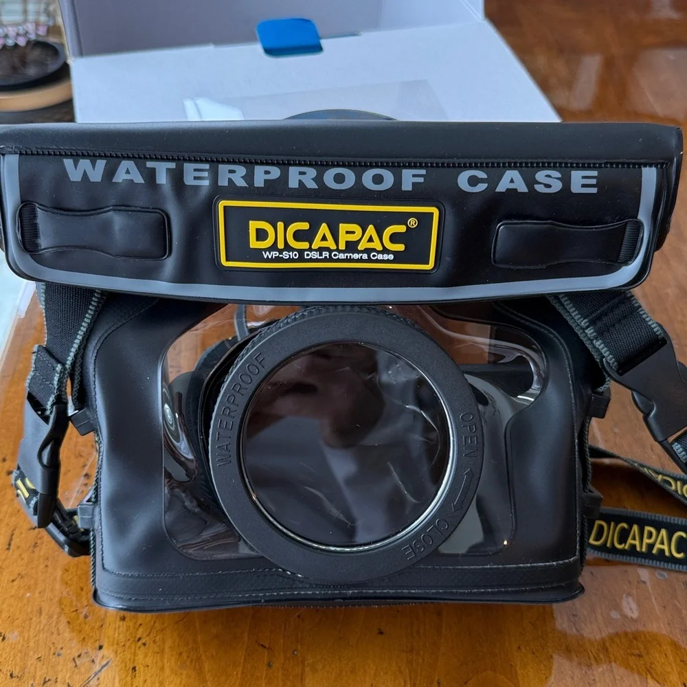 DiCaPac 100% waterproof DSLR case